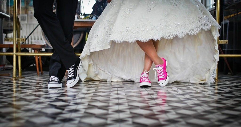 Porter des baskets à un mariage